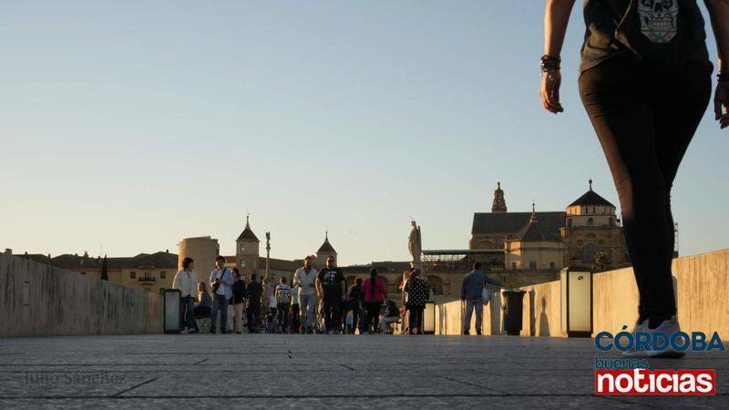  Turistas caminando por el Puente Romano CBN 