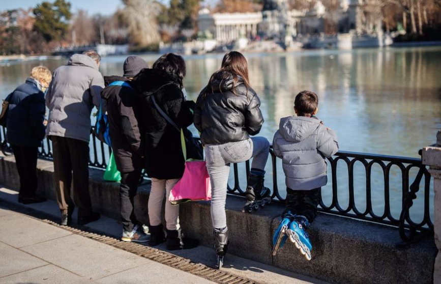  Archivo - Niños juegan con sus regalos de Navidad al aire libre, en el Parque del Retiro, a 25 de diciembre de 2023, en Madrid (España). - Alejandro Martínez Vélez - Europa Press - Archivo 