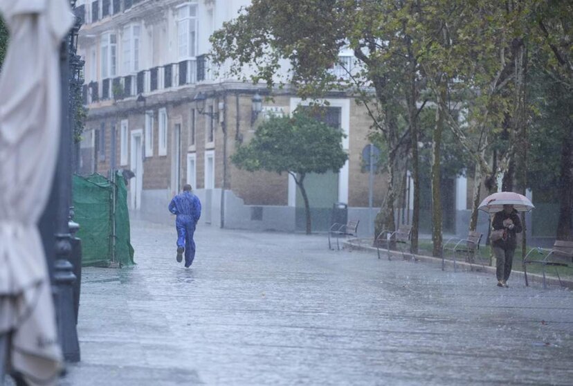  Transeuntes bajo sus paraguas durante la intensa lluvia. A 11 de octubre de 2024, en Cádiz (Andalucía, España). - Joaquin Corchero - Europa Press 