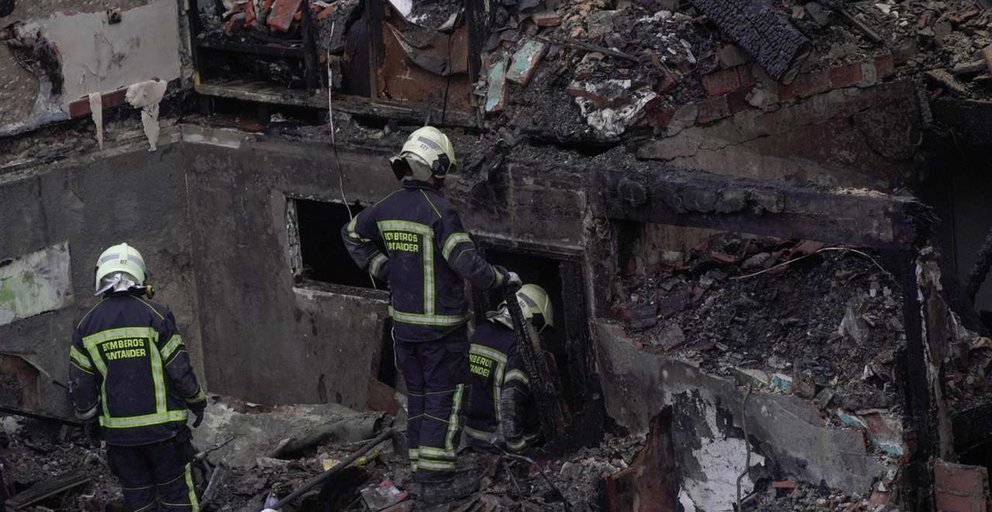  Agentes del equipo de bomberos trabaja en el edificio derrumbado, a 26 de octubre de 2024, en Santander, Cantabria (España). - Nacho Cubero - Europa Press 