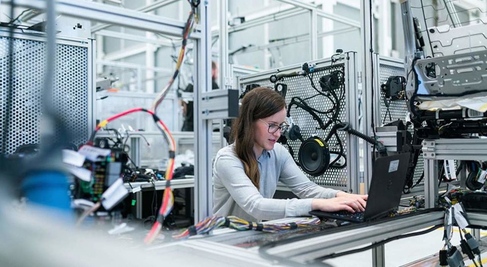  Trabajadora en una empresa de montaje de atículos de sonido. 