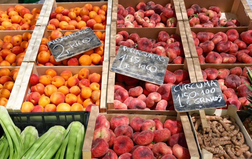  Archivo - Cajas de piezas de frutas en un mercado de la Comunidad de Madrid, a 12 de junio de 2024, en Madrid (España). - Marta Fernández Jara - Europa Press - Archivo 