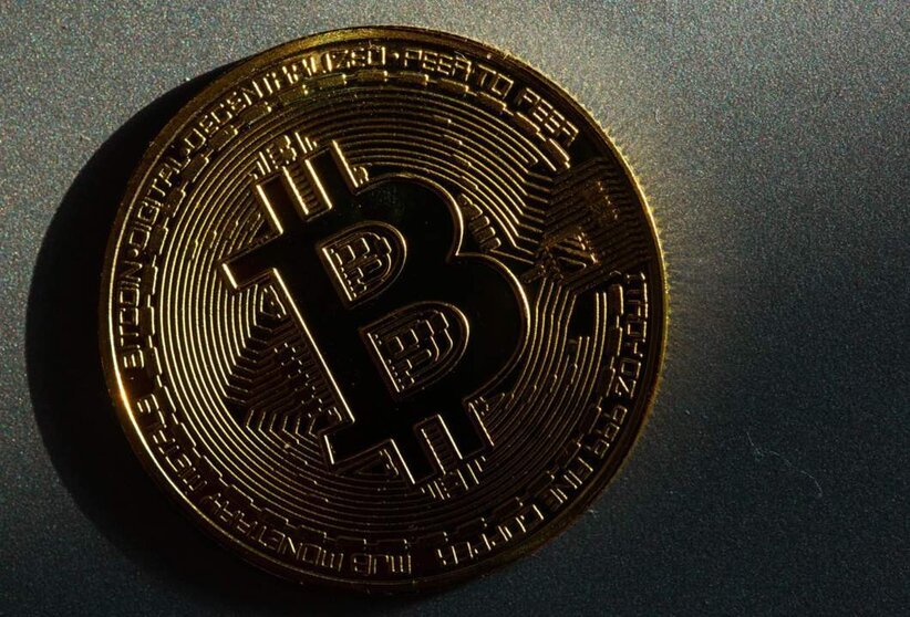  Archivo - FILED - 05 March 2022, Berlin: A coin bearing the logo of the bitcoin cryptocurrency lies on a table. - Fernando Gutierrez-Juarez/dpa-Ze - Archivo 