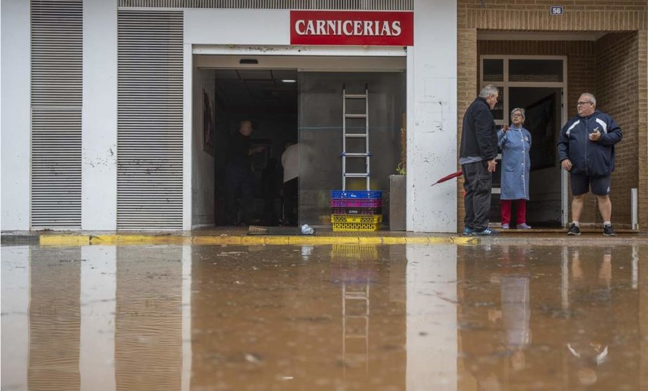  Varias personas observan los estragos causados por la DANA. - Jorge Gil - Europa Press 