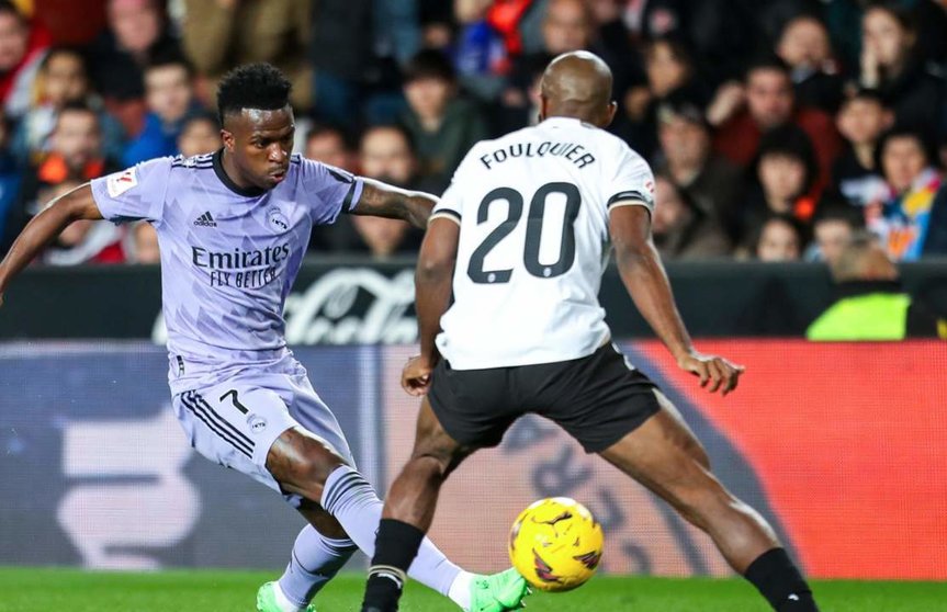  Archivo - El delantero del Real Madrid Vinícius Júnior, ante el valencianista Foulquier, en Mestalla. - Ivan Terron / AFP7 / Europa Press - Archivo 