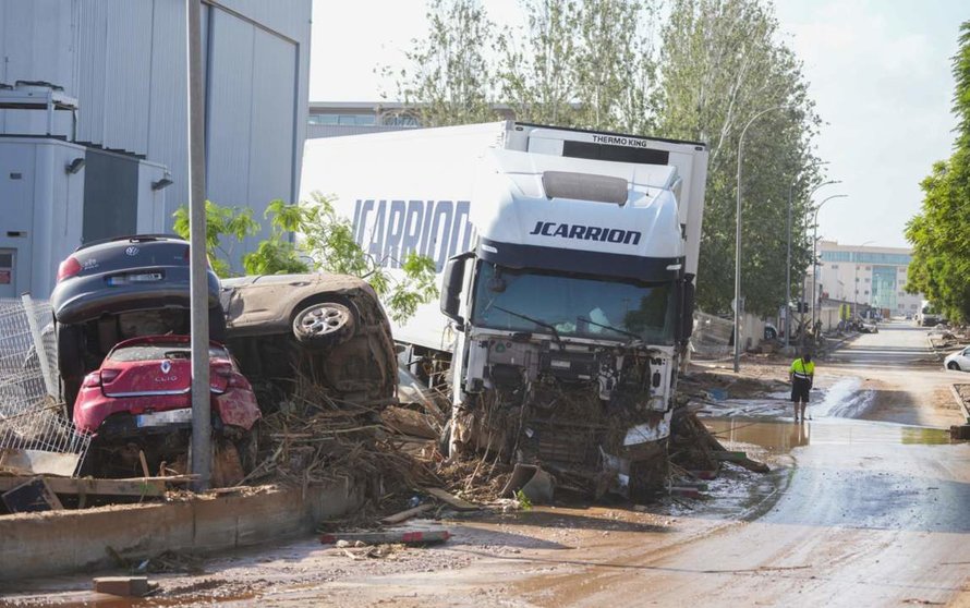  Vehículos destrozados polígono Ribarroja tras el paso de la DANA, a 31 de octubre de 2024, en Valencia, Comunidad Valenciana (España). - Jorge Gil - Europa Press 