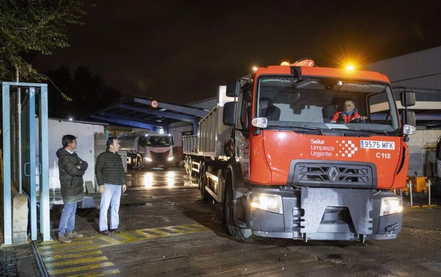  Servicios municipales de limpieza y las grúas de EMT Madrid se desplazan a Valencia para ayudar tras la DANA - AYUNTAMIENTO DE MADRID 