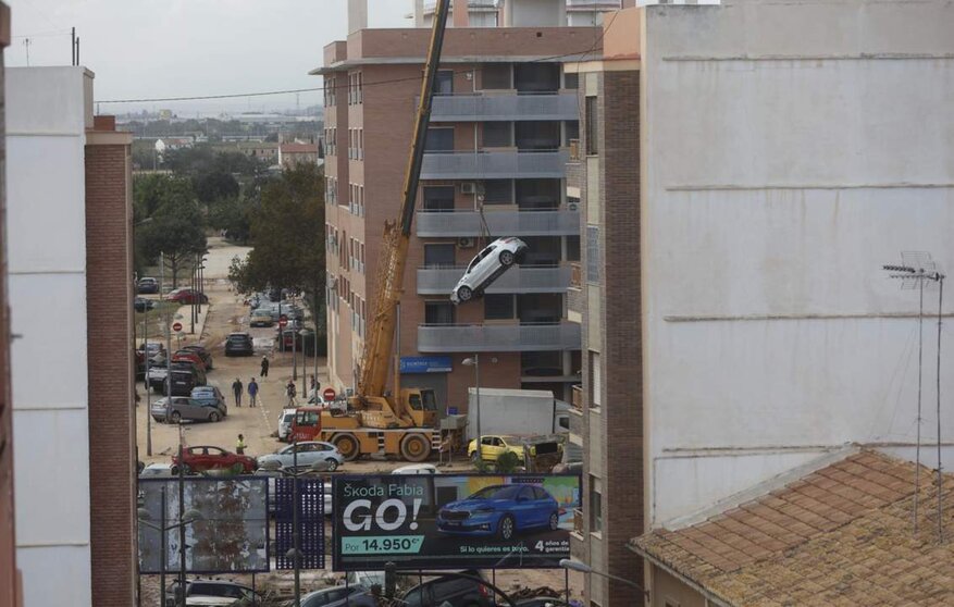  Vista de una grúa retirando coches tras el paso de la DANA en el barrio de la Torre - Rober Solsona - Europa Press 