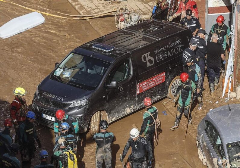  Un furgón de la funeraria sale de un garaje con cadáveres localizados tras el paso de la DANA, en el barrio de la Torre, a 31 de octubre de 2024, en València, Comunidad Valenciana (España). - Rober Solsona - Europa Press 