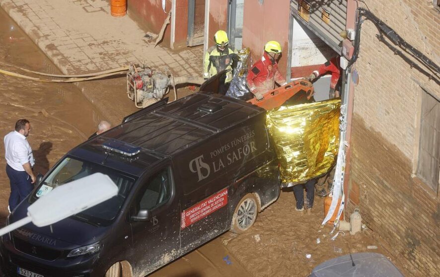  Un furgón de la funeraria sale de un garaje con cadáveres localizados tras el paso de la DANA, en el barrio de la Torre - Rober Solsona - Europa Press 