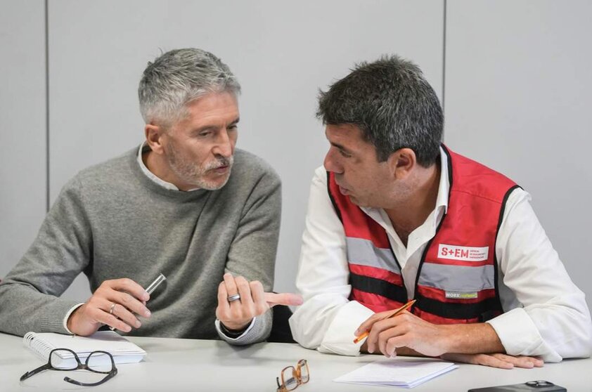  El ministro de Interior, Fernando Grande-Marlaska, y el 'president' de la Generalitat, Carlos Mazón, durante la reunión del CECOPI por la DANA en la Comunitat Valenciana. - JORGE GIL / EUROPA PRESS 