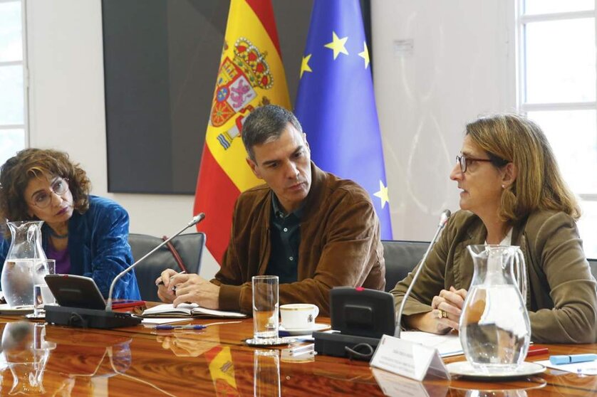  (I-D) La vicepresidenta primera y ministra de Hacienda, María Jesús Montero; el presidente del Gobierno, Pedro Sánchez, y la vicepresidenta tercera y ministra para la Transición Ecológica y el Reto Demográfico, Teresa Ribera, durante una reunión del Comit - Pool Moncloa/José Manuel Álvarez | EP 