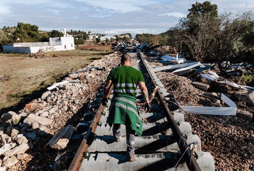  Un hombre camina por unas vías de tren en una zona afectada por la DANA, a 2 de noviembre de 2024, en Chiva, Valencia, Comunidad Valenciana (España). - Carlos Luján - Europa Press 