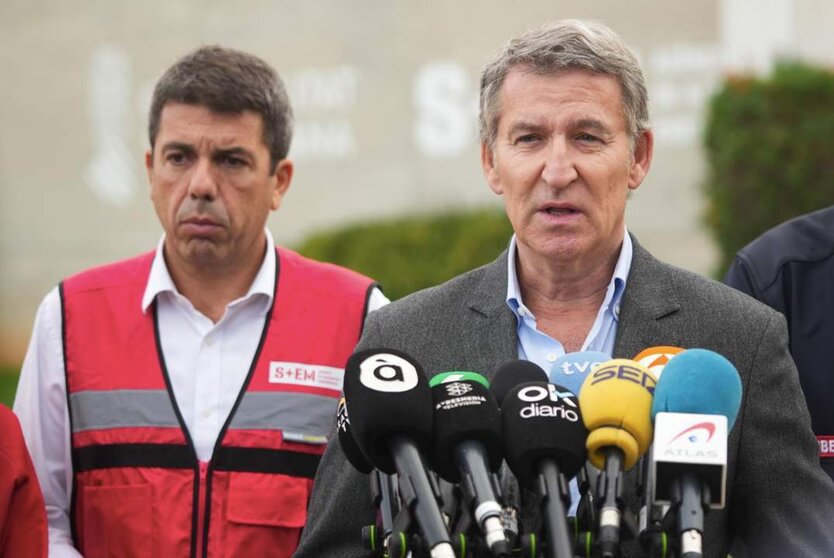  El presidente de la Generalitat Valenciana, Carlos Mazón (i) y el presidente del Partido Popular, Alberto Núñez Feijóo (d), - Jorge Gil - Europa Press 