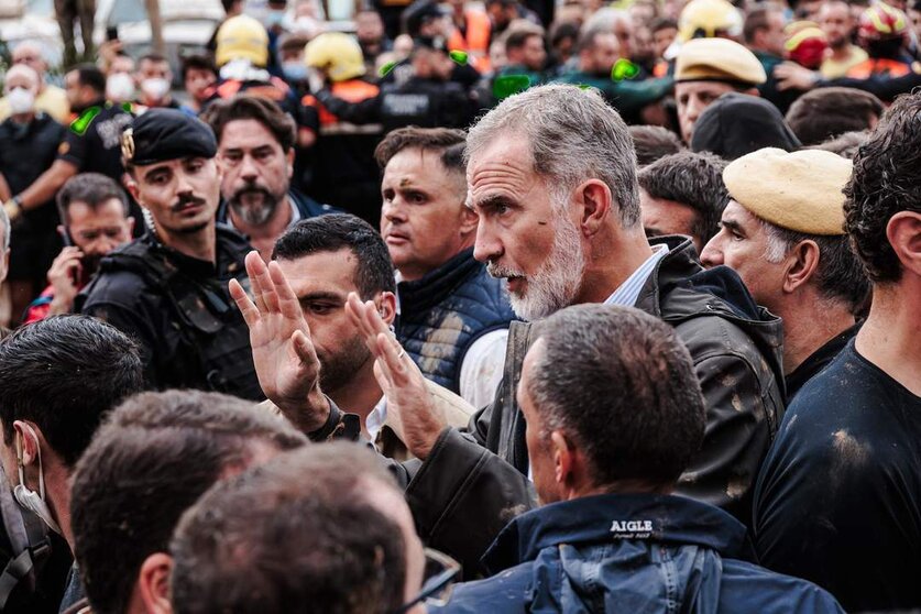  El Rey Felipe VI durante su visita a una zona afectada por la DANA, a 3 de noviembre de 2024, en Paiporta 