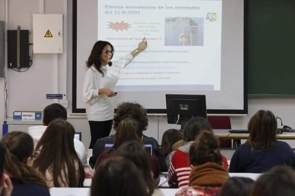  Profesora impartiendo clases en la UCO - Archivo | UCO 