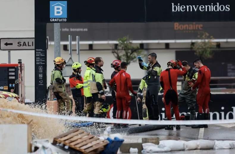  Policía y bomberos en Valencia | EL MERIDIANO 