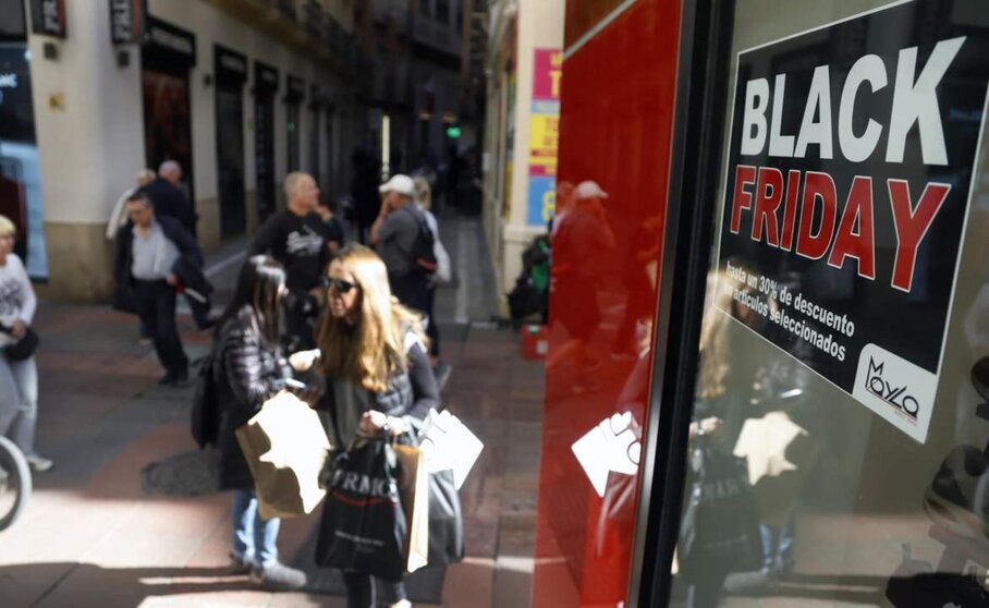  Archivo - Cientos de personas se adelantan a las compras navideñas con el Black Friday - Álex Zea - Europa Press - Archivo 