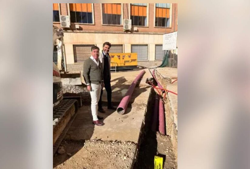  El delegado de Infraestructuras del Ayuntamiento, Miguel Ruiz Madruga, con José Ramón Gómez, de Instalaciones Caico, en el CEIP La Aduana.<br>- INSTALACIONES CAICO 