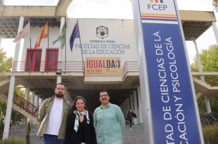  Los investigadores Joaquín Villaécija (izq). Bárbara Luque y Ángel Rebollo, frente a la Facultad de Ciencias de la Educación y Psicología. 