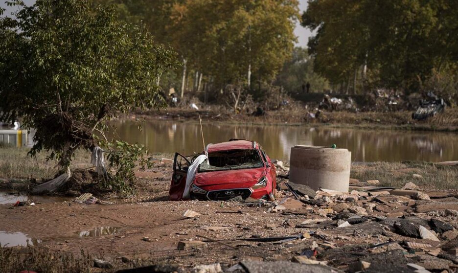  Un coche afectado por la DANA, en Utiel, Valencia - Diego Radamés - Europa Press 