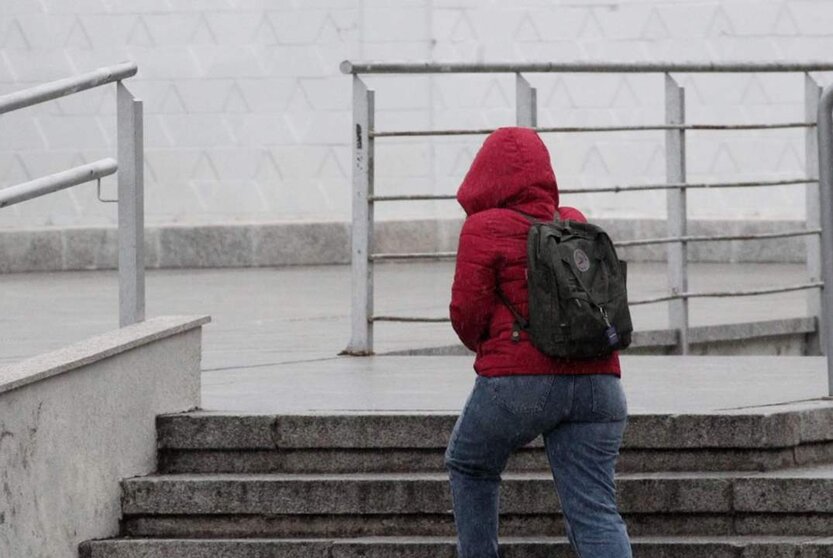  Archivo - Una mujer sube unas escaleras y se protege del viento con el abrigo a 14 de noviembre de 2019. - Eduardo Parra - Europa Press - Archivo 