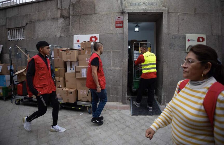  Voluntarios de la Fundación Madrina preparan cajas con ayuda humanitaria para el segundo convoy que se dirige a Valencia, preparado por la Fundación Madrina, a 8 de noviembre de 2024, en Madrid (España). La Fundación Madrina se moviliza de nuevo con este - Eduardo Parra - Europa Press 