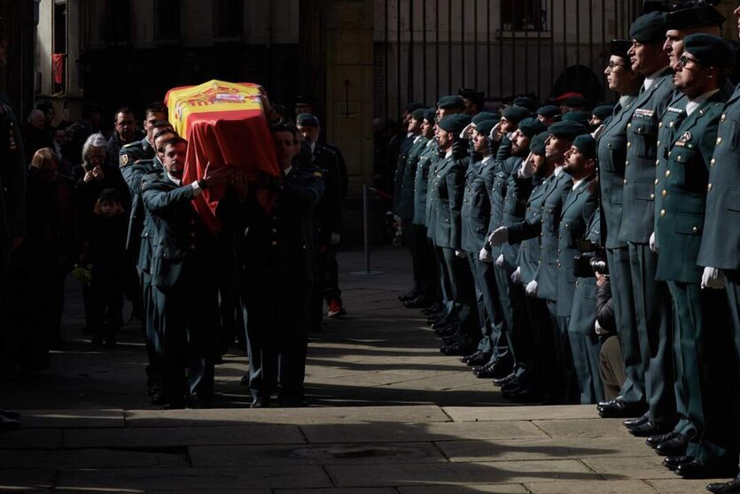  Archivo - Varios guardias civiles llevan el féretro a la Catedral de Pamplona durante el funeral de uno de los guardias civiles fallecidos en Barbate tras ser embestidos por una narcolancha - Eduardo Sanz - Europa Press - Archivo 