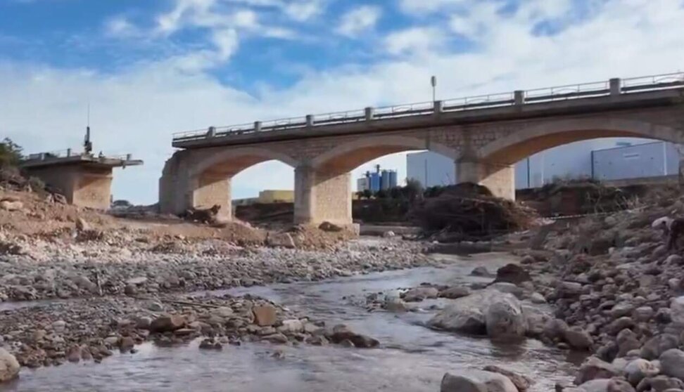  Efectivos de la UME y el Ejército de Tierra trabajan ya en la instalación de tres puentes temporales, en las localidades de Cheste, Riba-roja y Buñol, para reponer infraestructuras dañadas por la DANA - MINISTERIO DE DEFENSA 