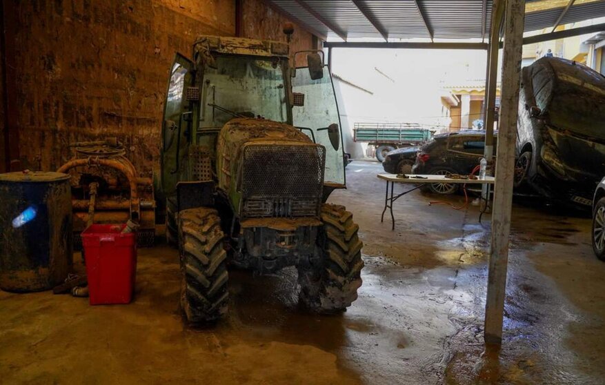  Un tractor lleno de barro en Pedralba (Valencia) - Eduardo Manzana - Europa Press 