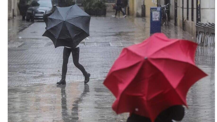  Archivo - Dos personas sostienen paraguas como consecuencia de la lluvia - Rober Solsona - Europa Press - Archivo 