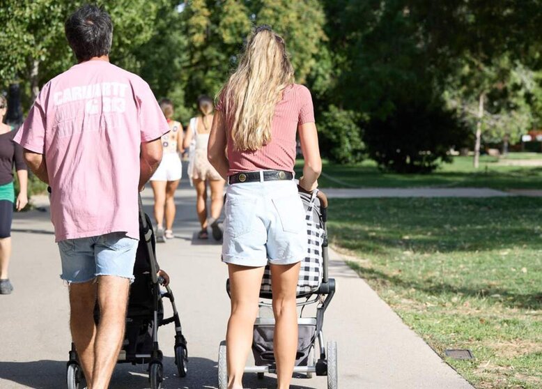  Archivo - Una familia en el Parque de El Retiro, a 26 de agosto de 2023, en Madrid (España). - Jesús Hellín - Europa Press - Archivo 