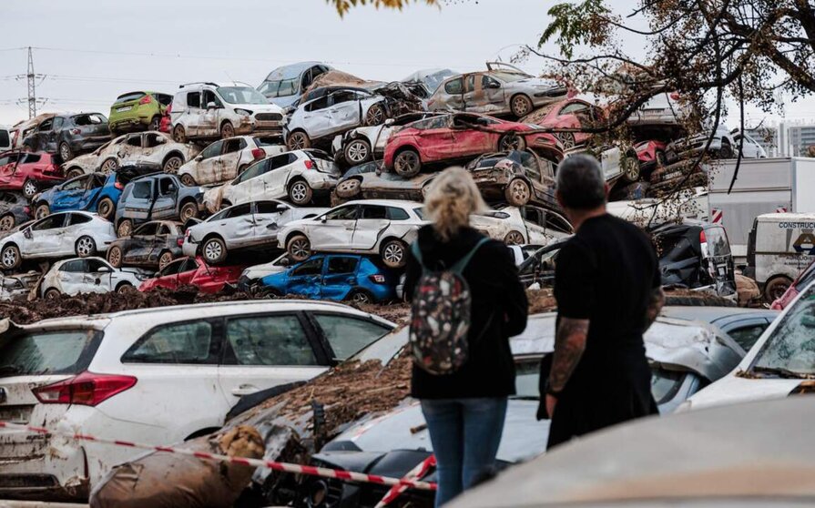  Coches amontonados en una zona afectada por la DANA, a 16 de noviembre de 2024, en Sedaví, Valencia - Carlos Luján - Europa Press 