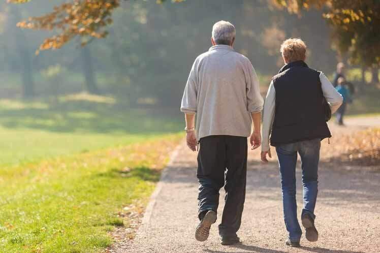  Pareja de ancianos caminando 