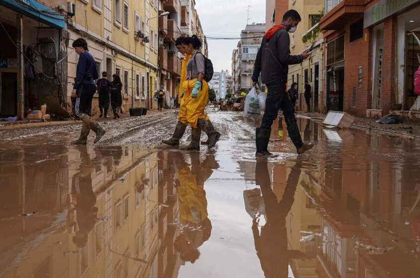  Imagen de una zona inundada en la localidad valenciana de Paiporta, una de las más afectadas por la DANA. - Eduardo Manzana - Europa Press 