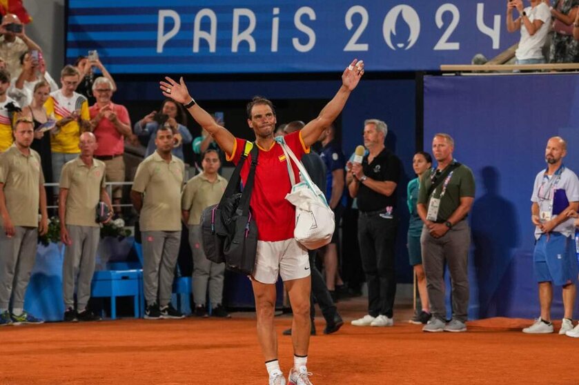  Archivo - Rafa Nadal se despide de los aficionados tras caer eliminado en dobles en los Juegos Olímpicos de París - Alvaro Diaz / AFP7 / Europa Press - Archivo 