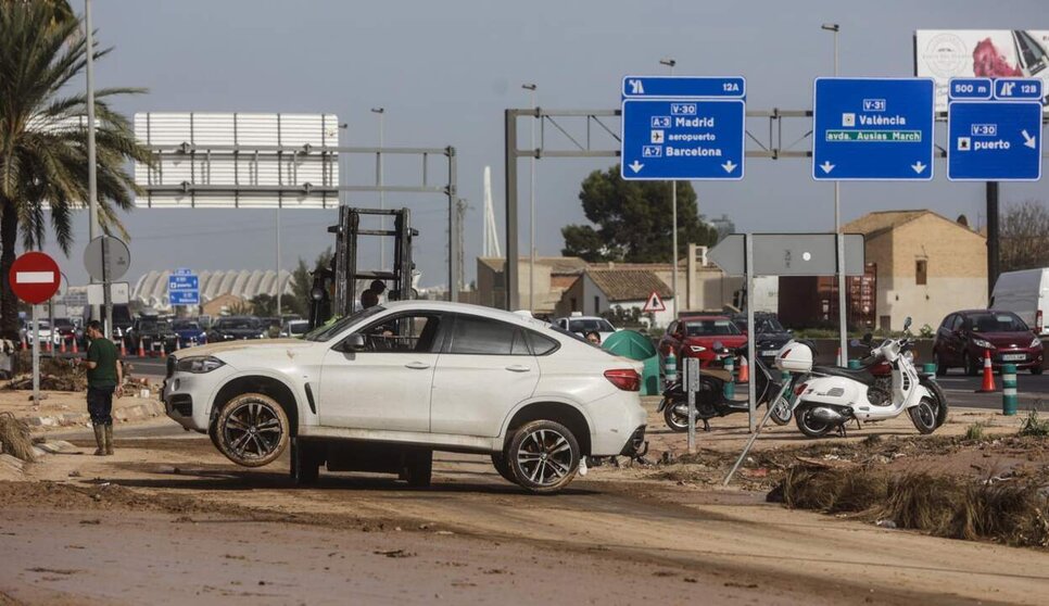  Un vehículo en el polígono Alcedo tras el paso de la DANA, a 8 de noviembre de 2024, en Valencia, Comunidad Valenciana (España). - Rober Solsona - Europa Press 