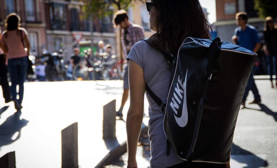  Archivo - Jóvenes paseando por las calles de Madrid - CARLA BONNET/EUROPA PRESS - Archivo 