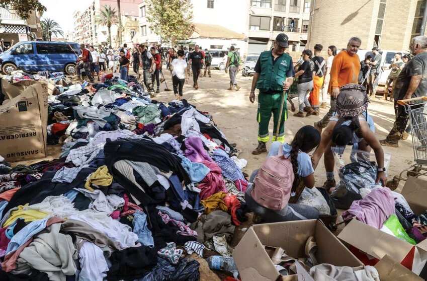  Varias personas organizan los donativos que varias personas han hecho para los afectados por la DANA - Rober Solsona - Europa Press 