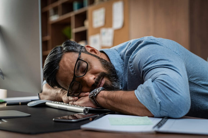  Hombre durmiendo en su puesto de trabajo 