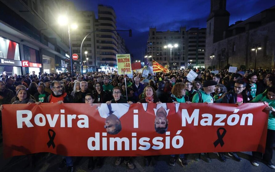  Cientos de personas durante una manifestación convocada por la Plataforma per l'Ensenyament Públic contra la gestión de la dana desde la plaza de San Agustín a la plaza de La Virgen, a 23 de noviembre de 2024, en València - Rober Solsona - Europa Press 