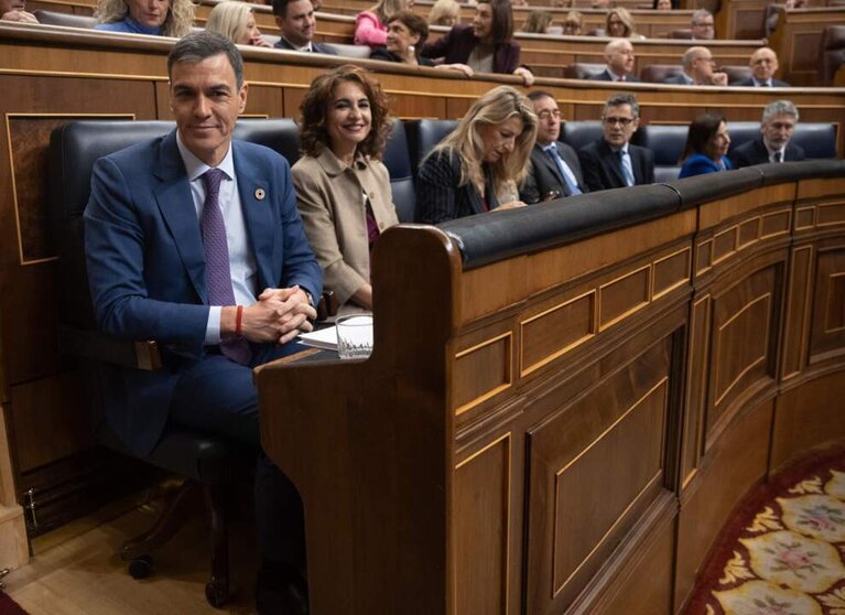  (-D) El presidente del Gobierno, Pedro Sánchez; la vicepresidenta primera y ministra de Hacienda, María Jesús Montero y la vicepresidenta segunda y ministra de Trabajo, Yolanda Díaz, durante una sesión plenaria, en el Congreso de los Diputados, a 27 de no - Eduardo Parra - Europa Press 