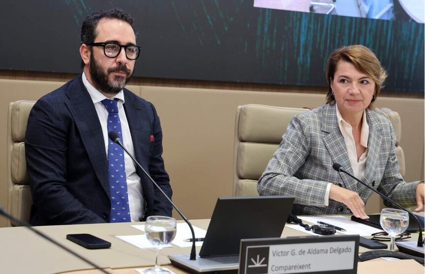  Archivo - El presidente del Zamaro CF, Víctor de Aldama, sentado junto a la secretaria de la comisión y diputada regional del PP Margalida Durán, comparece ante la comisión no permanente de investigación en el Parlament balear, a 20 de mayo de 2024, en Pa - Isaac Buj - Europa Press - Archivo 