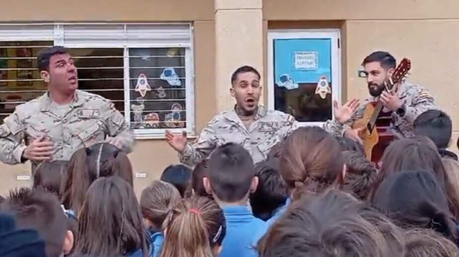  Los militares de Cádiz cantando carnaval a los niños de Valencia que vuelven al colegio tras la DANA 