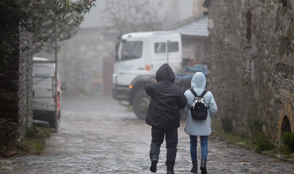  Archivo - Dos personas abrigadas en una calle del municipio de Pedrafita do Cebreiro, 13 de diciembre de 2023, en Pedrafita do Cebreiro, Lugo, Galicia (España). Un nuevo frente de frío ha entrado hoy por las montañas del este gallego, que dejará temperatu - Carlos Castro - Europa Press - Archivo 