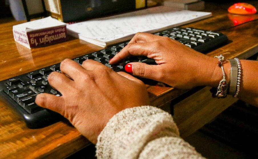  Archivo - Unas manos de mujer escriben en el teclado de un ordenador, sobre una mesa de madera. - Ricardo Rubio - Europa Press - Archivo 