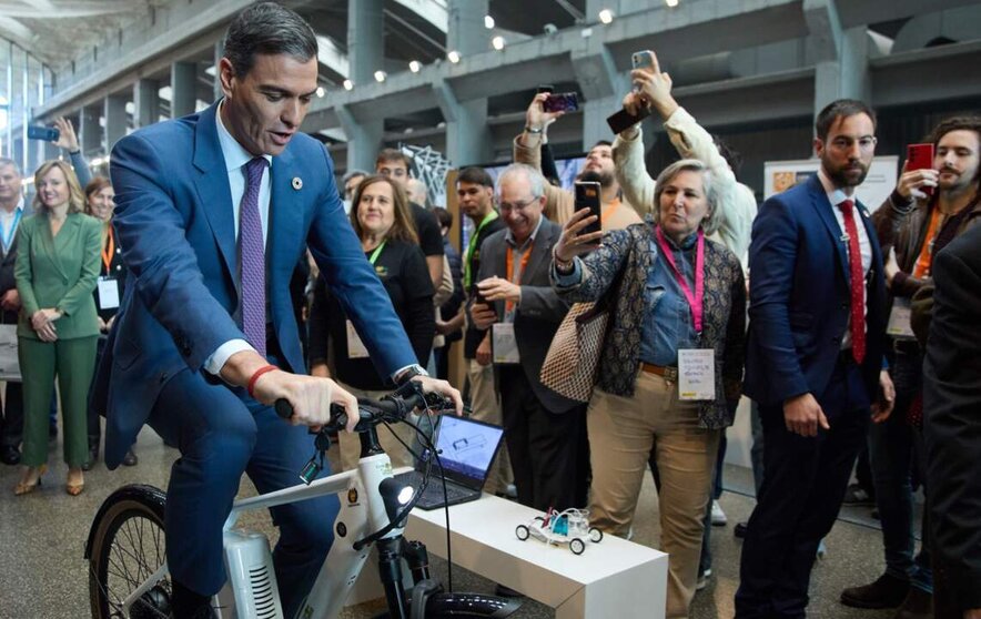  El presidente del Gobierno, Pedro Sánchez, prueba una bicicleta en la exposición 'Formación Profesional: innovación y alianzas para seguir avanzando’, - Jesús Hellín - Europa Press 