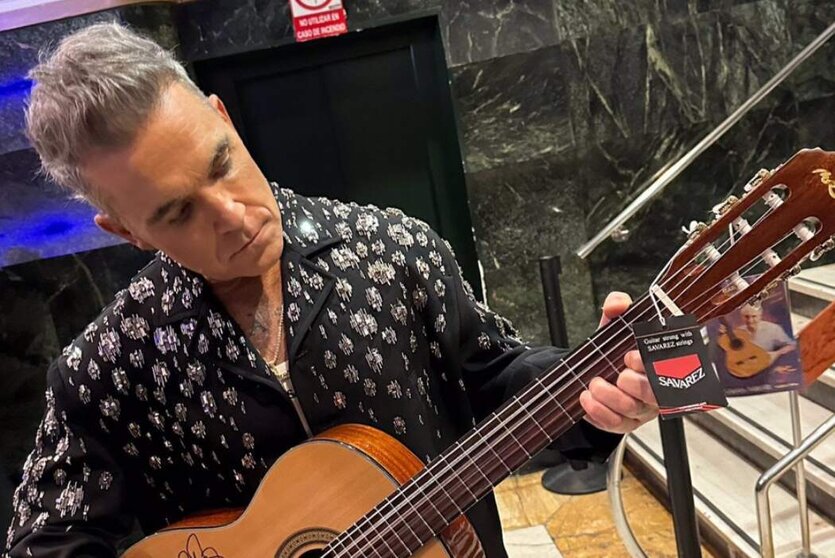  Robbie Williams con su guitarra - MÚSICOS POR LA SALUD 