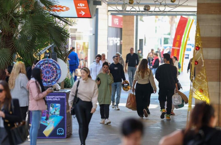  Archivo - Varias personas van de compras durante el Black Friday, en un centro comercial - Tomàs Moyà - Europa Press - Archivo 