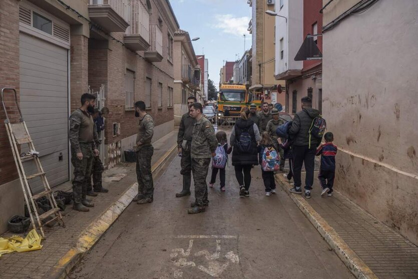  Militares junto a los alumnos que han salido del colegio 'La Inmaculada', el primero en abrir tras la DANA, a 4 de diciembre de 2024, en Paiporta, Valencia, Comunidad Valenciana (España). - Jorge Gil - Europa Press 